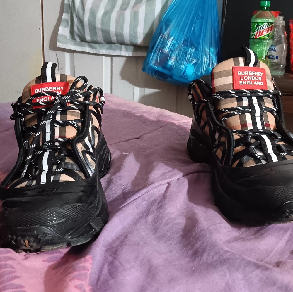 Size 10 beige and black Burberry sneakers - Picture 3 of 10